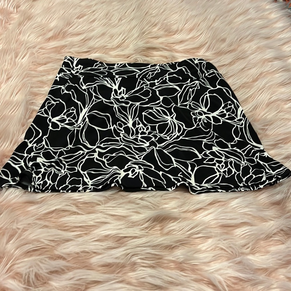 Black and white stretch skirt.